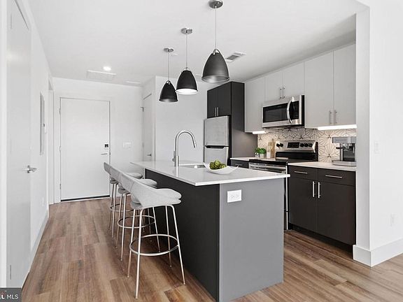2nd image of 3029 W Glenwood Ave #512