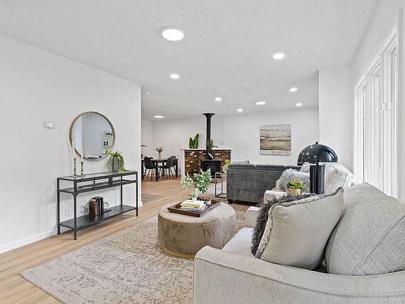 4th image of 366 Orchard Ln
