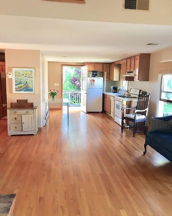 2nd image of 7 F St