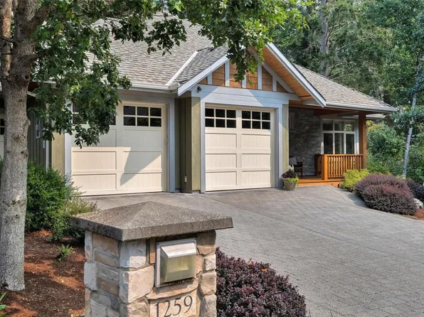 1259 Oceanwood Ln, Saanich, BC V8X 0A4