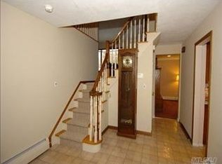 8 Iroquois Ln, Commack, NY 11725