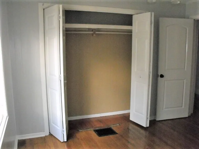 901 Johnson Ave — Photo 35