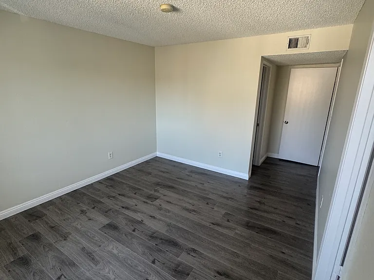 1129 Irving Ave #9 — Photo 4