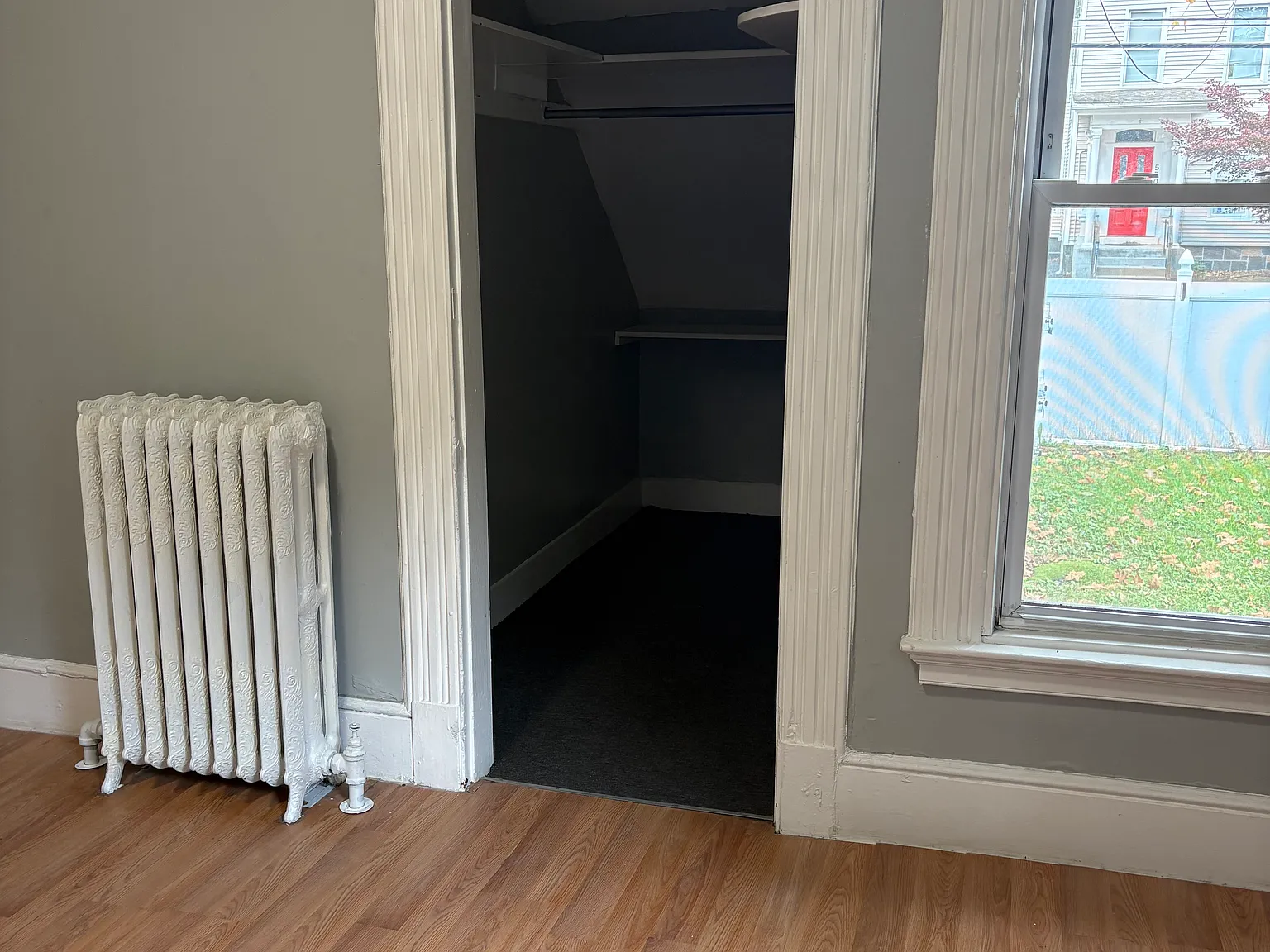 3 bed, 1200 sqft, $2,100 — Photo 4