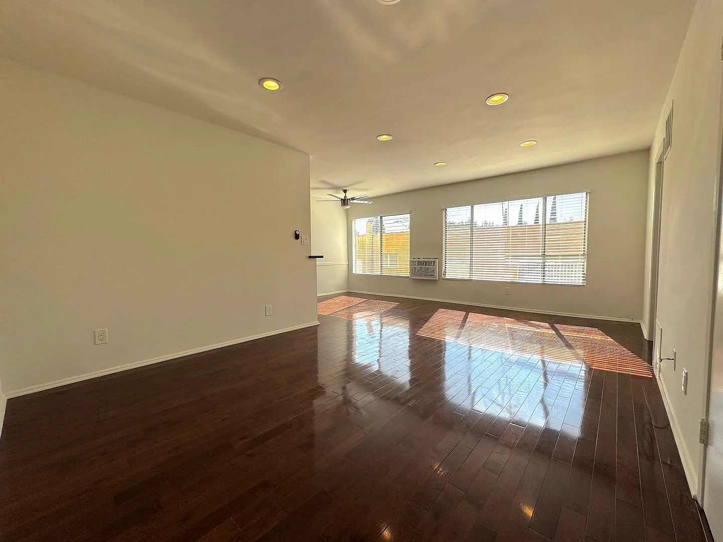 Spacious Top Floor 1 Bedroom in West Hollywood! — Photo 4