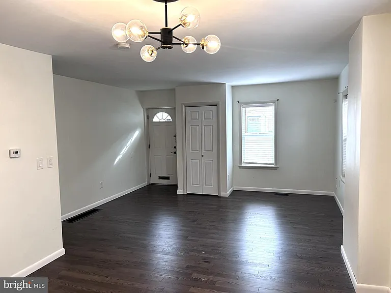 220 Sheas Ter — Photo 3