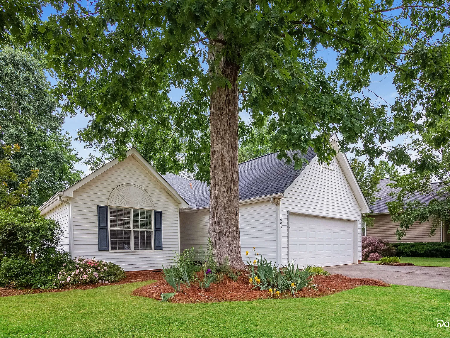 3 bed, 2.0 bath, 1628 sqft, $2,355 — Photo 2