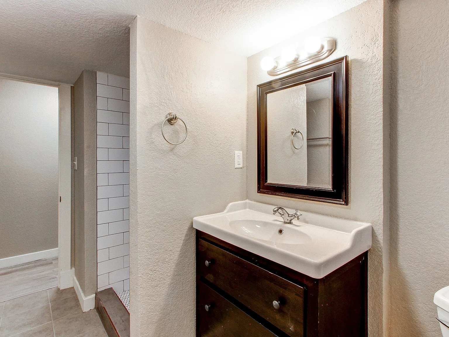 4 bed, 8.0 bath, 2870 sqft, $1,139 — Photo 3
