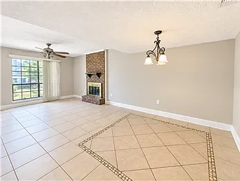 2220 E Victory Dr — Photo 4