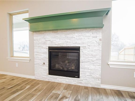 5th image of 3516 Lakeside Dr