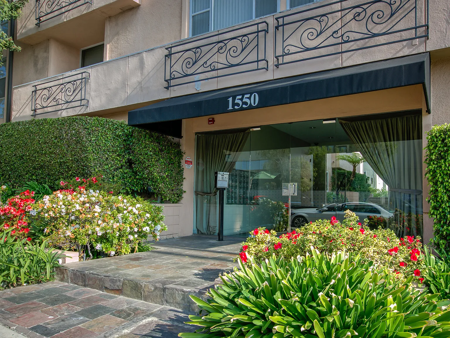 Sunset Poinsettia Towers — Photo 3