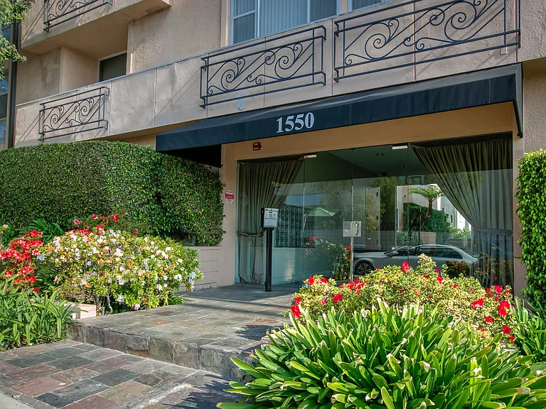 Sunset Poinsettia Towers — Photo 3