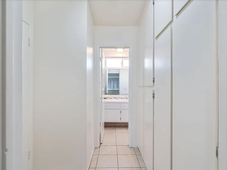 905 North 3rd Comfort, Community & Convenience in Vibrant Burbank — Photo 11