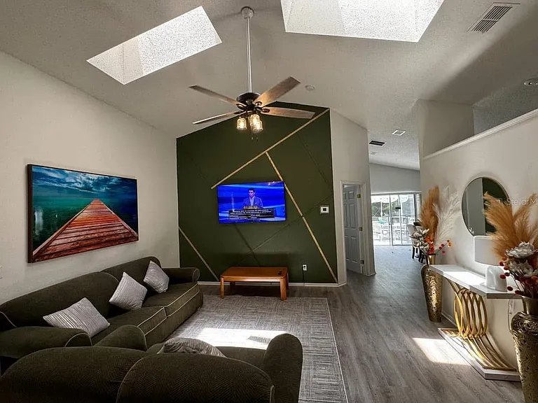 121 Bloomingdale Dr — Photo 2