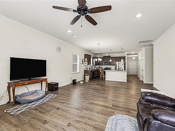 5th image of 940 Bloomington Way