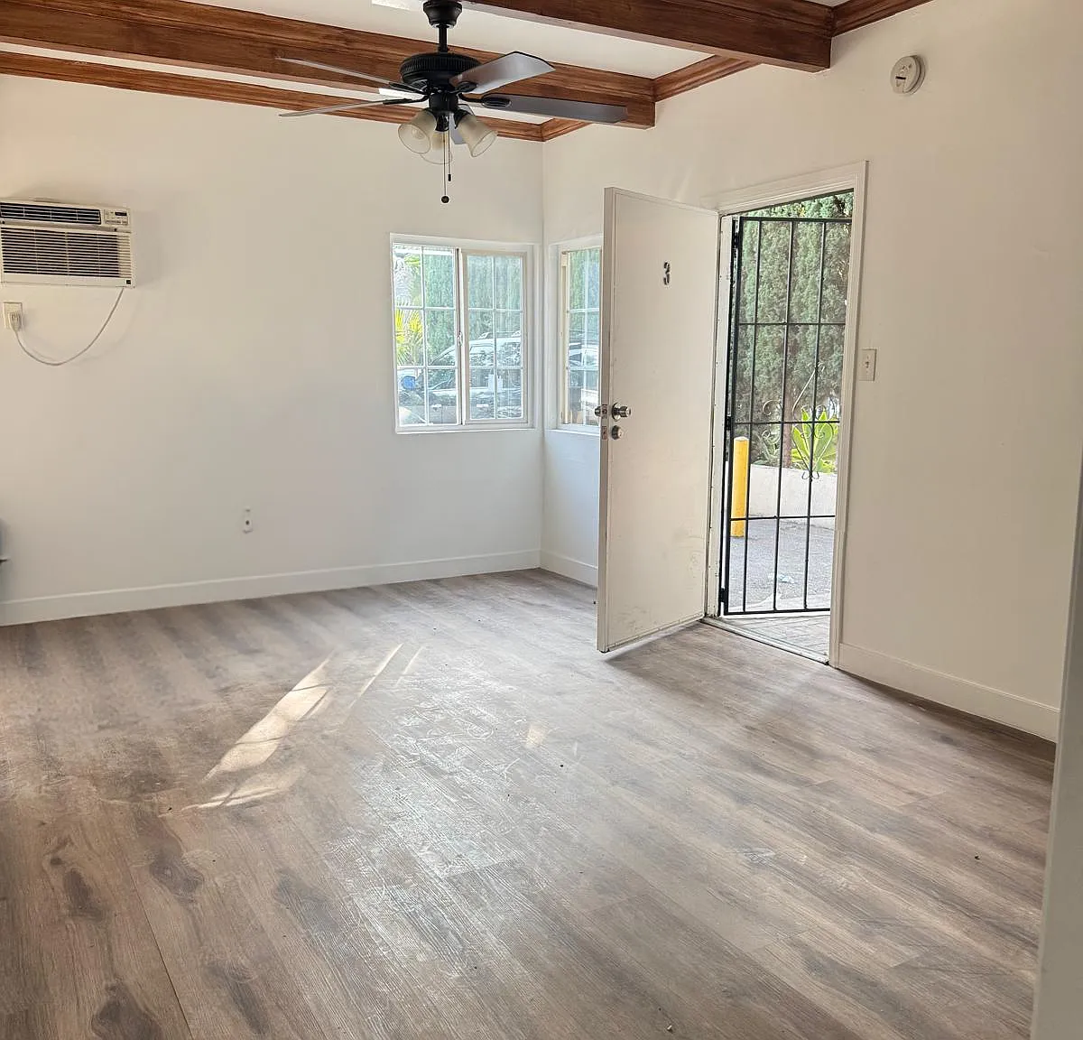 963 N Harvard Blvd — Photo 3