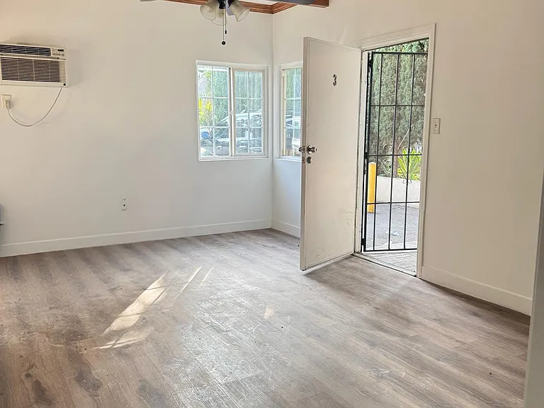 963 N Harvard Blvd #3B — Photo 3