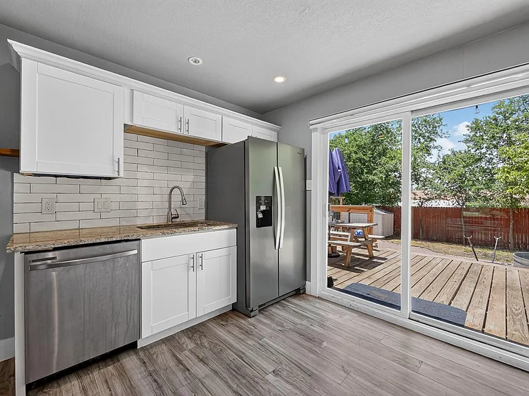 2321 Lakehurst Dr — Photo 4