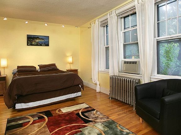 5th image of 114 Strathmore Rd APT 305