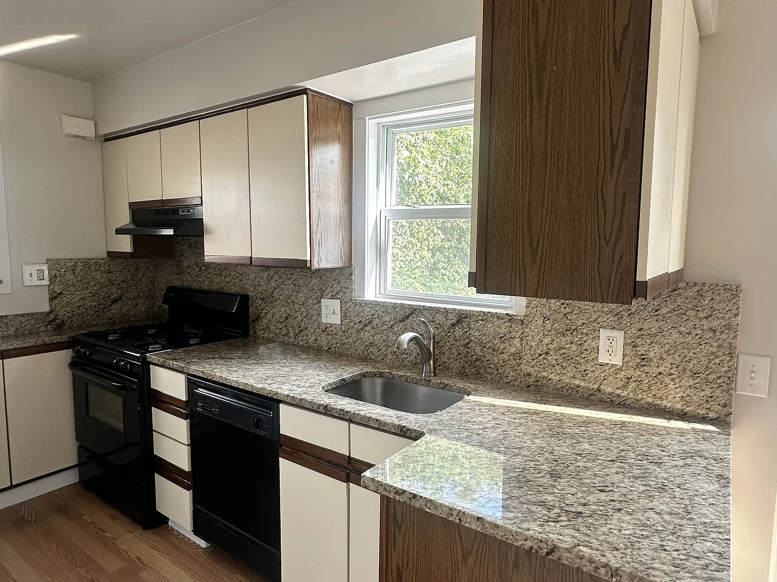 3 bed, 1.5 bath, 1000 sqft, $1,600 — Photo 3