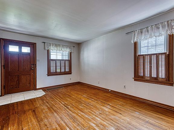 4th image of 2022 Harding Ave