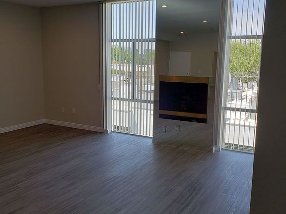 3rd image of 125 N Doheny Dr #402