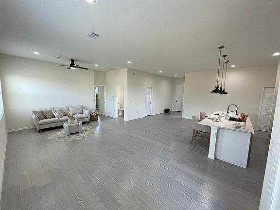 3rd image of 916 Dogwood Cir