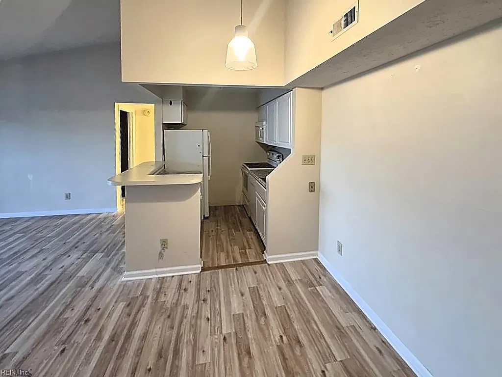 65 Wells Court - 65 — Photo 3