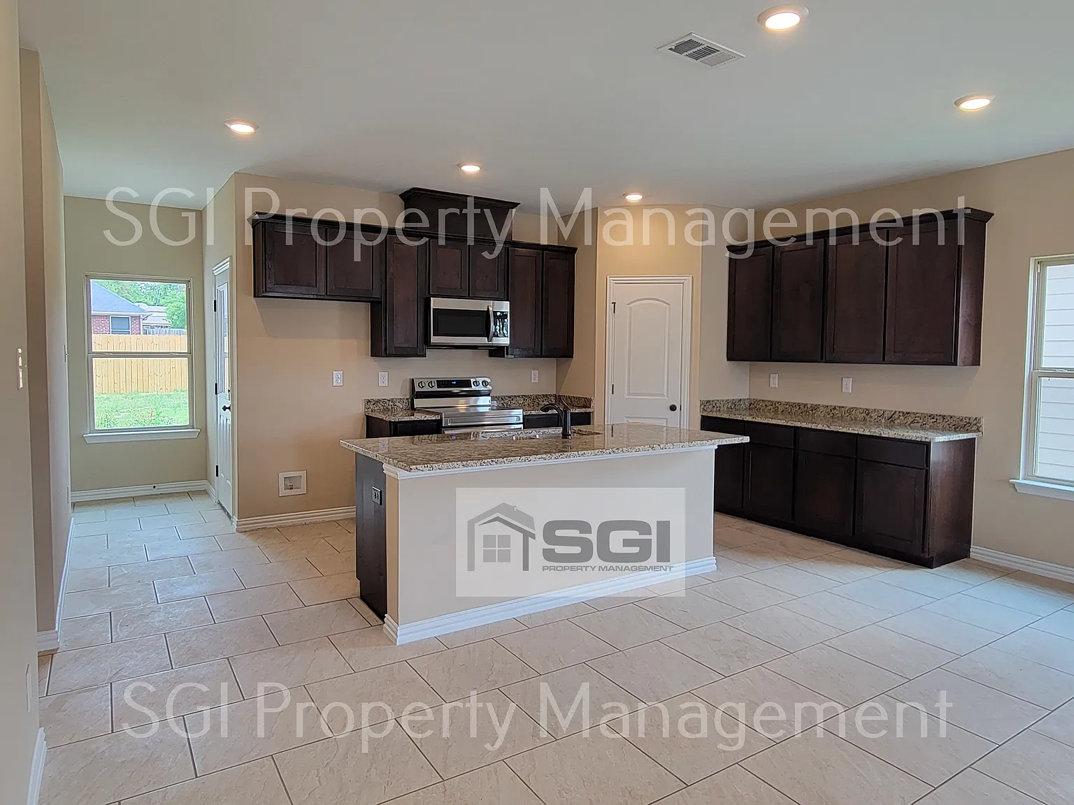 Beautiful 3 bedroom single level in Greenville — Photo 4