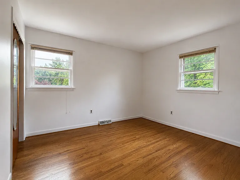 527 W Marion St — Photo 15