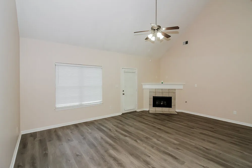 4 bed, 2.5 bath, 1941 sqft, $2,140 — Photo 4