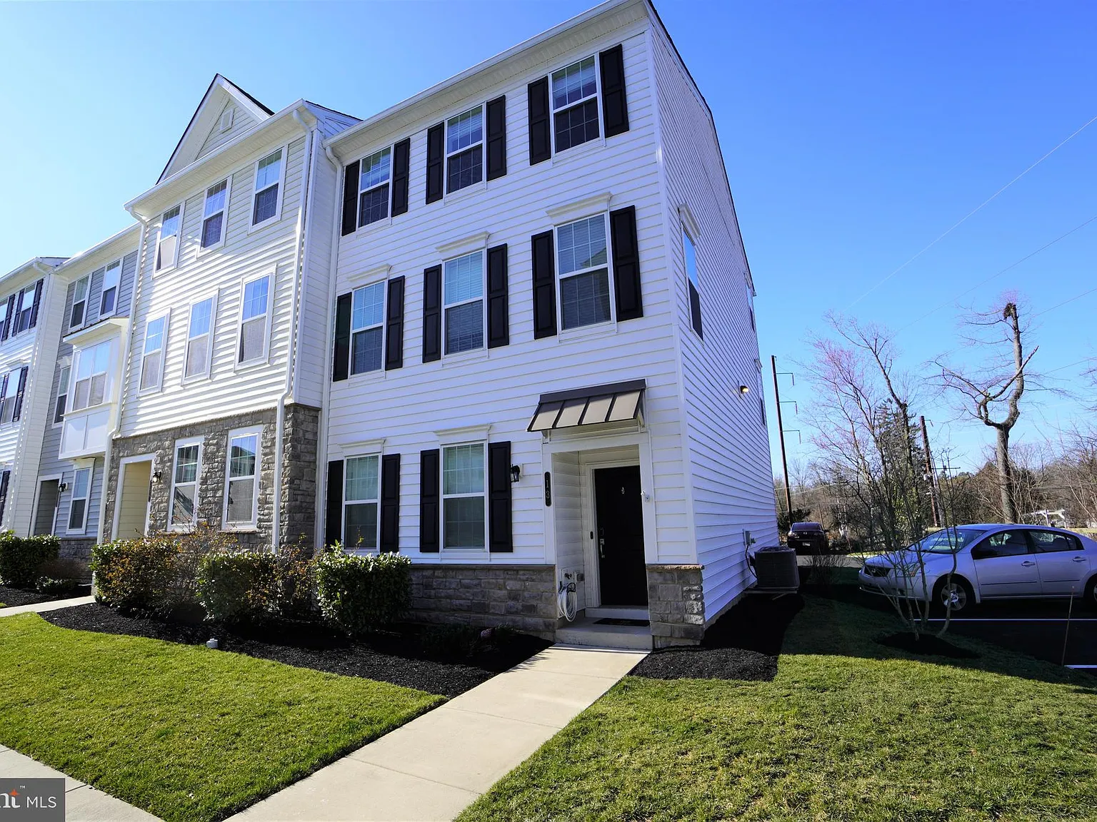3 bed, 2.5 bath, 2108 sqft, $3,300 — Photo 1