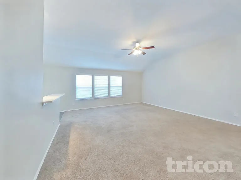 1915 Pin Oak Ln — Photo 2