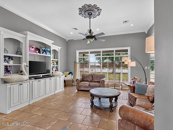 4th image of 6 Lunker Ln
