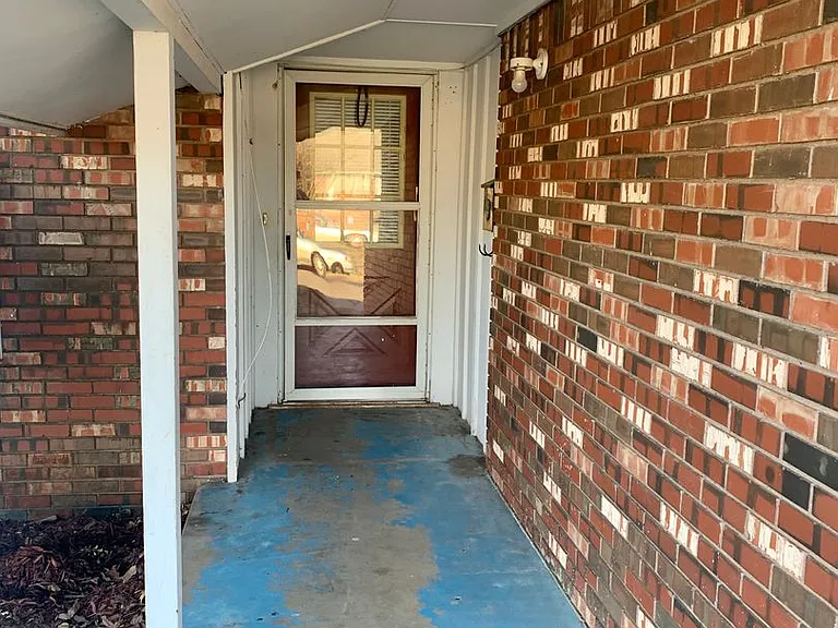 2716 Chaucer Dr — Photo 2