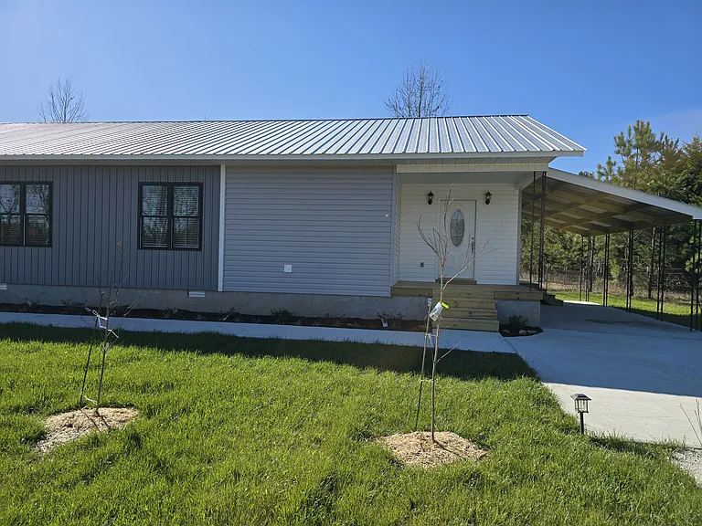 415B Jones Dr — Photo 2