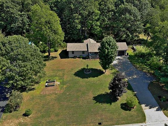 3rd image of 907 Scott Dr