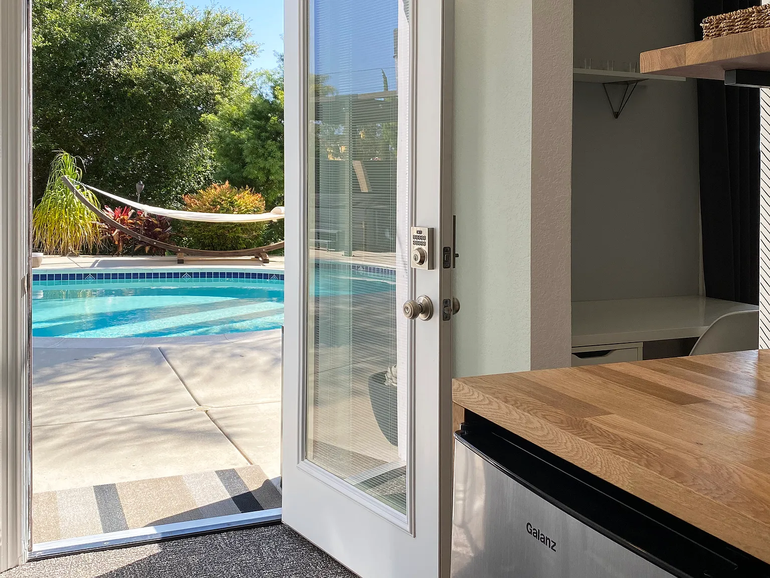 1127 Valencia Dr — Photo 2