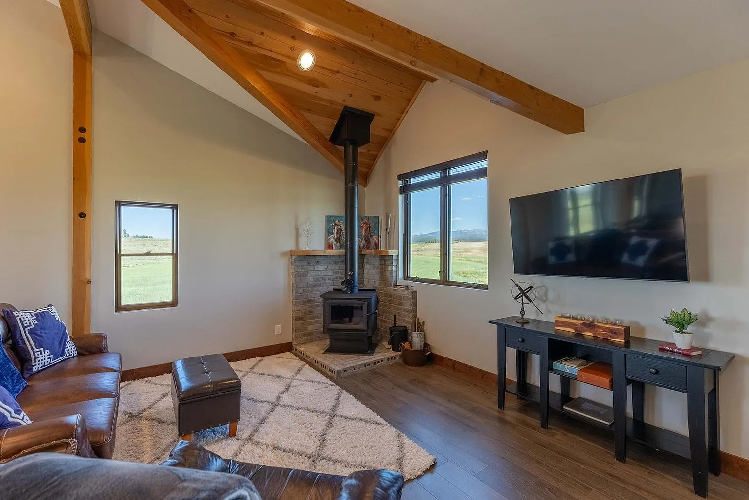 3 bed, 2.0 bath, 1097 sqft, $9,451 — Photo 2