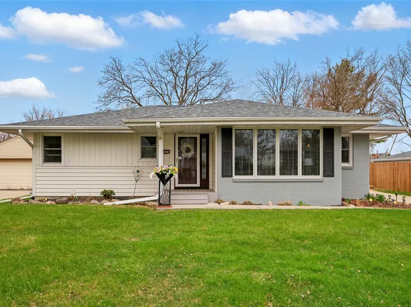 8824 Primrose Ln, Clive, IA 50325