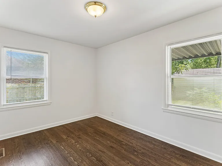 907 Westchester Dr — Photo 19