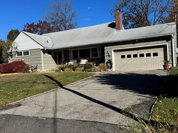 1 Glades Way, Halesite, NY 11743