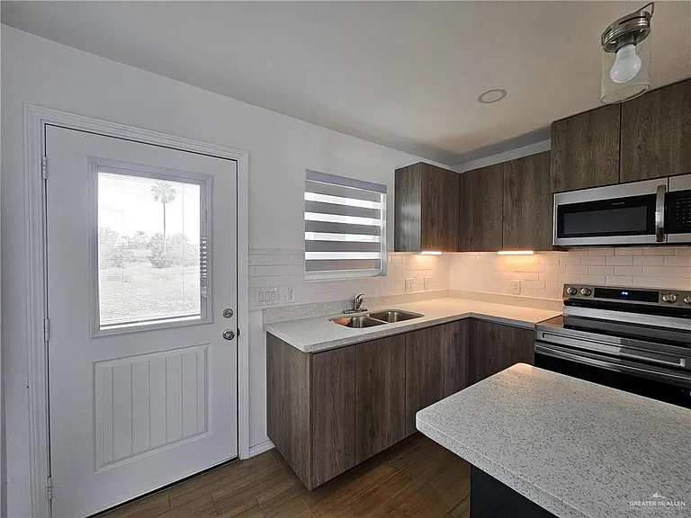 1525 W B St — Photo 9