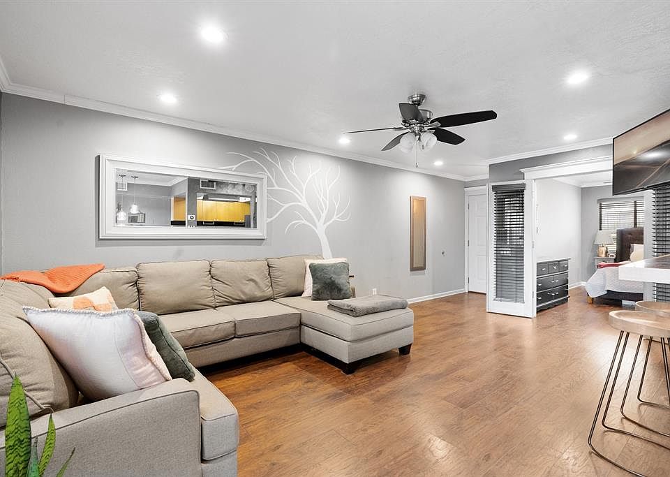 1st image of 1304 Mariposa Dr APT 103