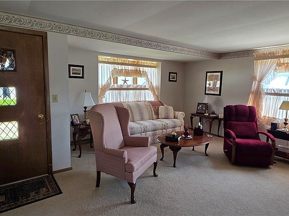 5th image of 6 Thompson Ln