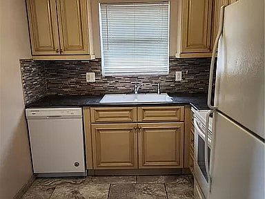 3rd image of 116 Churchcroft Ln
