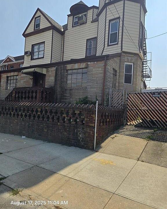1st image of 137 Bay 11th St