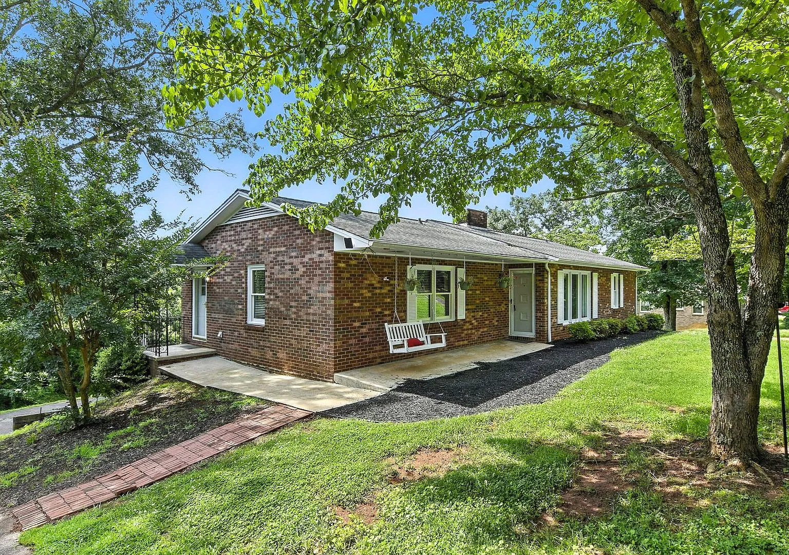 Spacious 3 Bed, 3 Bath Home on an Acre Move-In Ready! — Photo 2