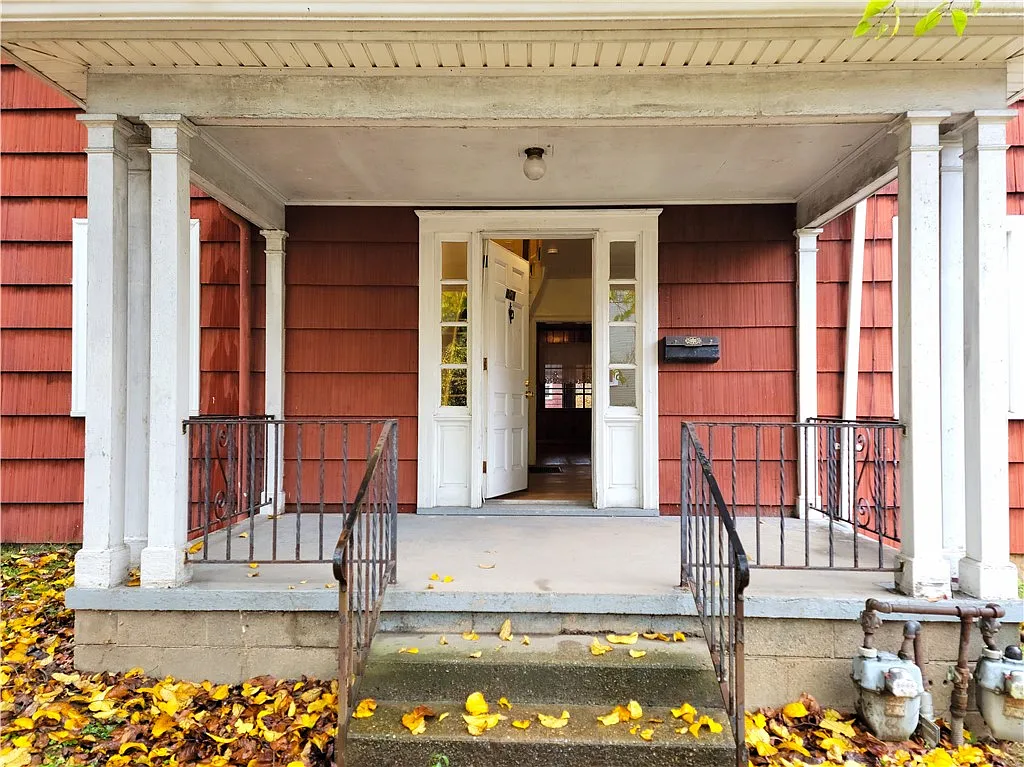 349 S 6th St photo 1