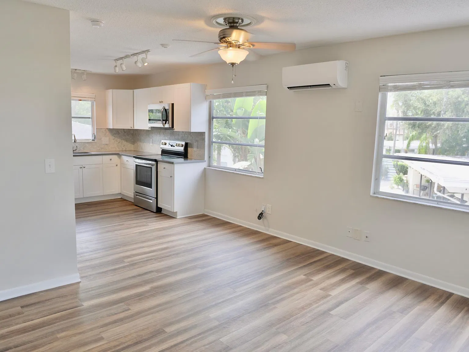 407 Monterey Boulevard NE — Photo 4